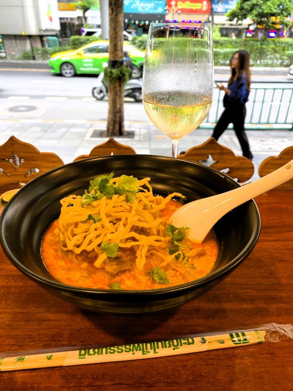 Krua Khun Puk　カオソーイと白ワイン