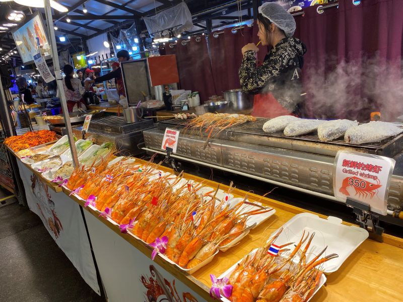 SW1マーケット　大きな海老を焼く屋台