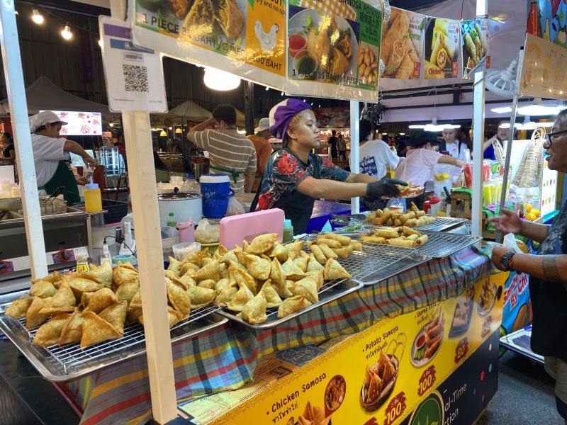 SW1マーケットで売られているサモサ